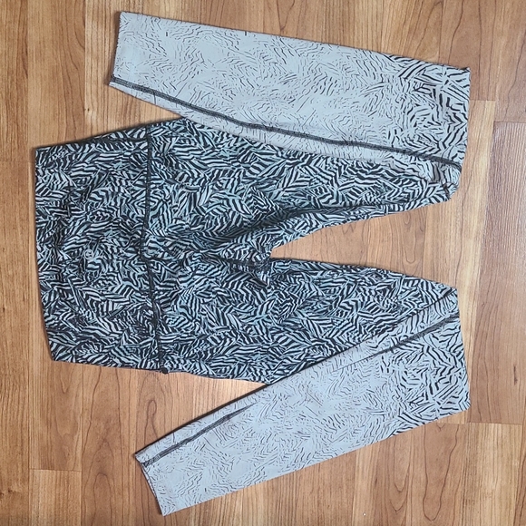 Lululemon Wunder Under HR size 4 - Picture 2 of 3